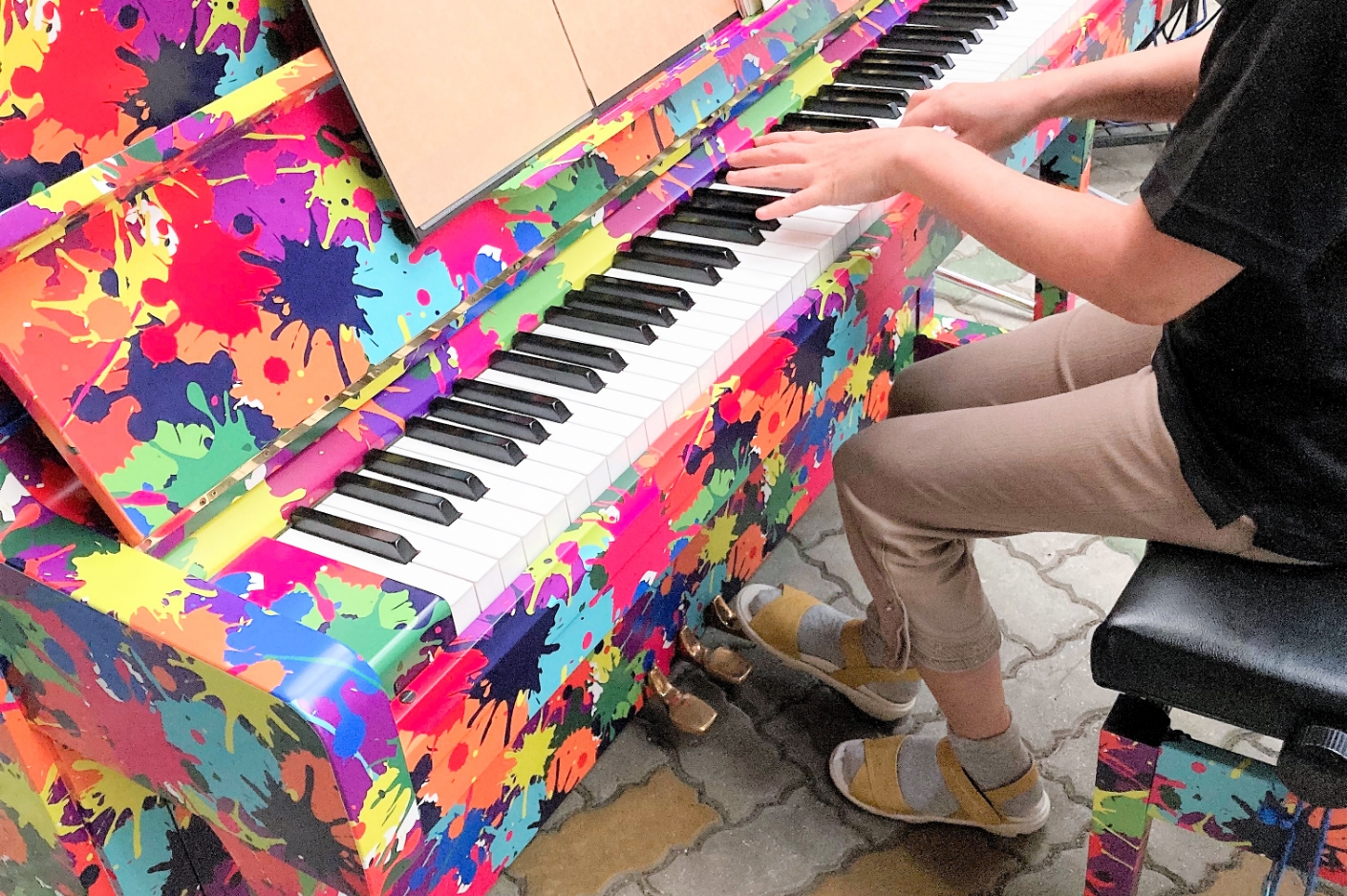 誰でも自由に弾けるストリートピアノで盛り上がる！